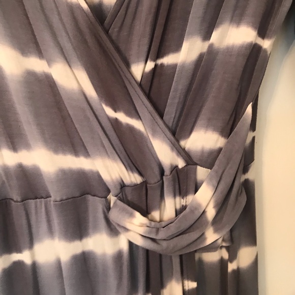 Fitted wrap dress - Picture 2 of 4